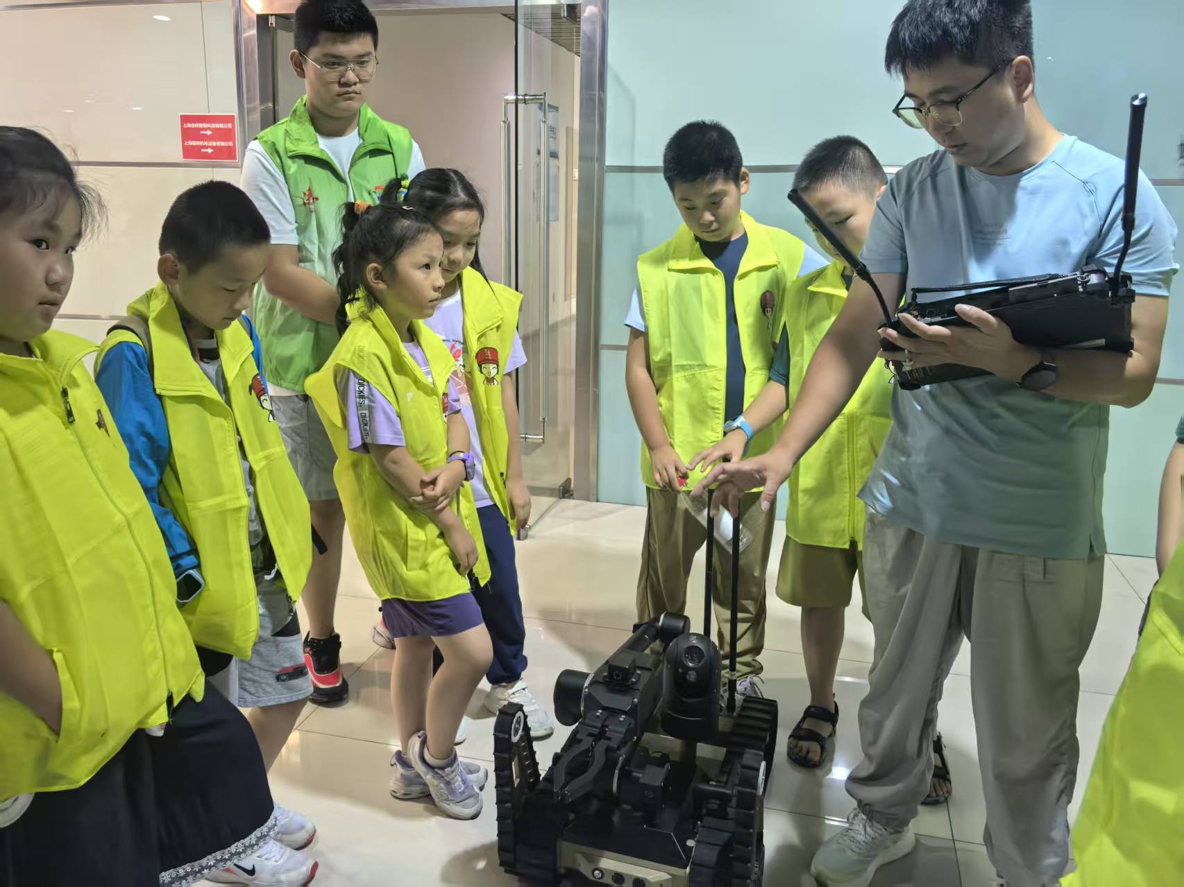 孩子们近距离观察机器人的行走与操作