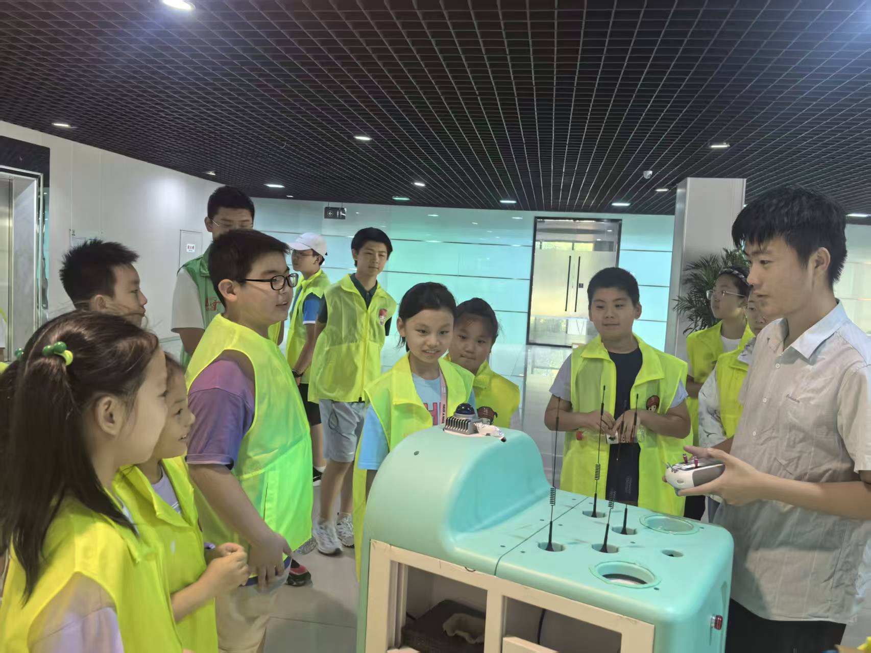 工程师结合产品介绍机器人的工作原理